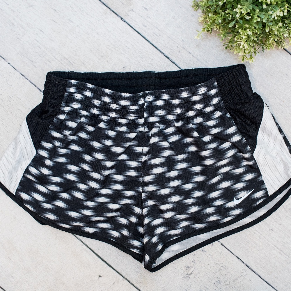 ✔️NIKE✔️ Dri-Fit Shorts Size S Black & White